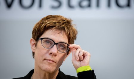 Auf Linie: Annegret Kramp-Karrenbauer am Montag in Potsdam Auf Linie: Annegret Kramp-Karrenbauer am Montag in Potsdam