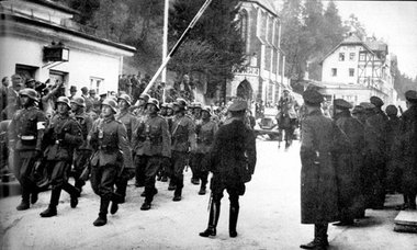 12. März 1938 – Truppen der faschistischen Wehrmacht marschieren... 12. März 1938 – Truppen der faschistischen Wehrmacht marschieren...