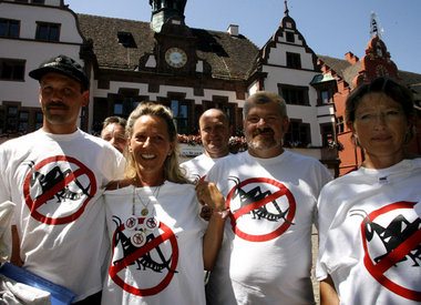 In der BRD trieb die Angst vor dem Ausverkauf – wie hier 2007 in... In der BRD trieb die Angst vor dem Ausverkauf – wie hier 2007 in...