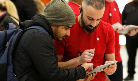 Medienbranche zum Zulieferer degradiert? Käufer in einem Apple S... Medienbranche zum Zulieferer degradiert? Käufer in einem Apple S...