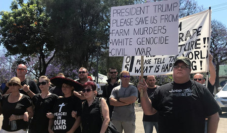 Vermeintliche Genozidopfer: Weiße Südafrikaner protestieren vor ...