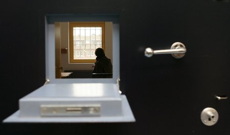 Dauerbeobachtung Gefangener »im allerletzten persönlichen Rückzu... Dauerbeobachtung Gefangener »im allerletzten persönlichen Rückzu...