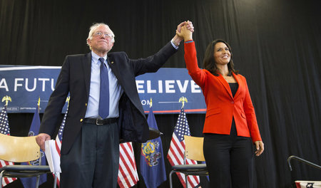 Bei den Vorwahlen 2016 zog Tulsi Gabbard den »alten weißen Mann«... Bei den Vorwahlen 2016 zog Tulsi Gabbard den »alten weißen Mann«...