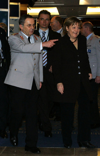 Da geht’s lang: Generalinspekteur Schneiderhahn und Kanzlerin Me... Da geht’s lang: Generalinspekteur Schneiderhahn und Kanzlerin Me...
