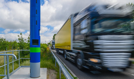Der Bundesminister nennt es »Synergieffekte«: Über Toll Collect ... Der Bundesminister nennt es »Synergieffekte«: Über Toll Collect ...