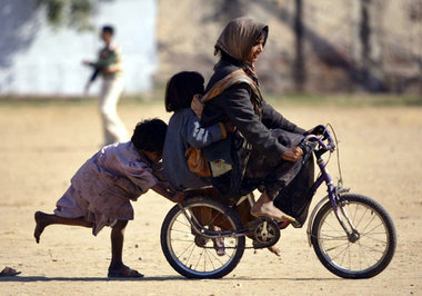 Spielende Mädchen in Jammu, Indien - es gibt zu wenige Spielende Mädchen in Jammu, Indien - es gibt zu wenige