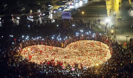 Gedenken an Bürgermeister: Kundgebung nach dem Mord an Pawel Ada...