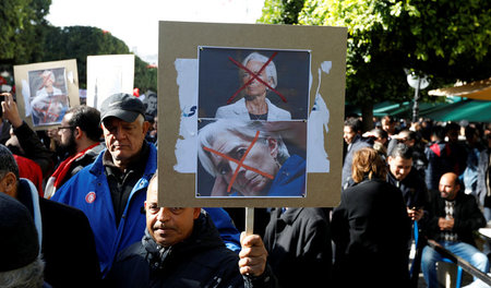 Demonstranten halten während des Generalstreiks in Tunis am Donn...