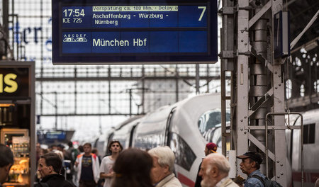Die Pünktlichkeit des DB-Fernverkehrs erhöht sich im Jahr 2019 u...