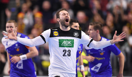 Und die Halle jubelt mit: Handballer Fäth feiert einen Treffer