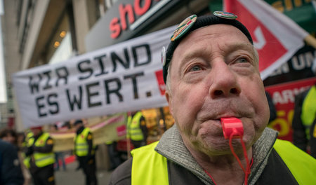 Die Arbeit der Beschäftigten ist Gold wert: Hier demonstrierende...