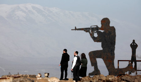 Israelische Erinnerungskultur: Metallsoldaten auf dem Berg Benta...