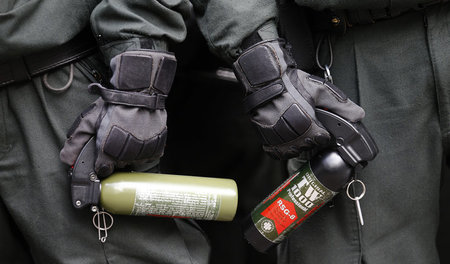 Immer griffbereit: Polizisten mit Pfefferspray während einer »Bl... Immer griffbereit: Polizisten mit Pfefferspray während einer »Bl...