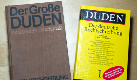 Was flog wohl raus? Der Duden Leipziger Ausgabe (DDR, l.) wurde ...
