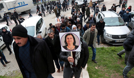 Demonstration von HDP-Anhängern mit Bild von Leyla Güven in Diya... Demonstration von HDP-Anhängern mit Bild von Leyla Güven in Diya...