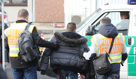 »Personenbegleiter Luft« - ein neues Jobangebot der Berliner Pol...