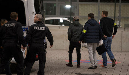 Alltag in der BRD: Polizisten bringen junge Afghanen zu einem Fl... Alltag in der BRD: Polizisten bringen junge Afghanen zu einem Fl...