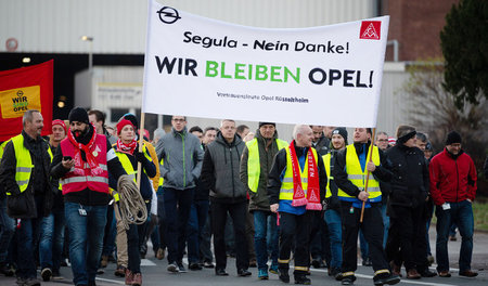 Beschäftigte von Opel demonstrieren in Rüsselsheim gegen den Ver... Beschäftigte von Opel demonstrieren in Rüsselsheim gegen den Ver...