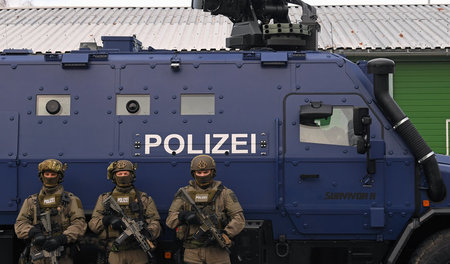 Hat bald Maschinengewehre an Bord: SEK-Beamte posieren vor dem P...