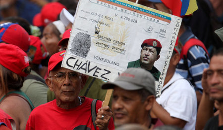 Tausende Menschen demonstrierten am Mittwoch in Caracas gegen de...