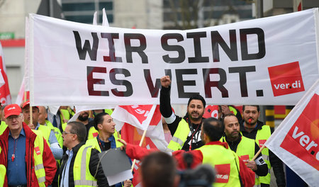Flughafenangestellte auf dem Weg zu einer Kundgebung am Frankfur... Flughafenangestellte auf dem Weg zu einer Kundgebung am Frankfur...