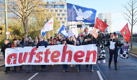 Der vorläufige Vorstand weist den Weg: Anhänger von »Aufstehen« ...