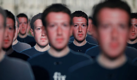 RTX5LRKP.jpg