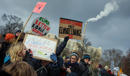 Schüler und Studenten demonstrieren für eine nachhaltige Energie...