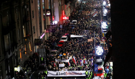 Massenproteste in Serbien: Zehntausende Menschen demonstrieren s...