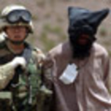 Ihre Schuldigkeit getan. US-Soldat mit gefangengenommenem Taliba... Ihre Schuldigkeit getan. US-Soldat mit gefangengenommenem Taliba...