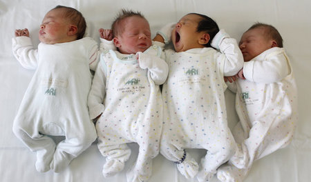 Immer mehr Paar, die nicht selbst Kinder zeugen können, setzen a