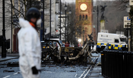 Nach dem Anschlag: Ermittler am Tatort in Derry