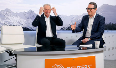 Der britische Expremier Blair (l.) nutzte das Kapitalistentreffe...