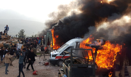 Brennende türkische Militärfahrzeuge nach den Protesten im Nordi...