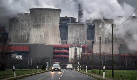 Raucht weiter: Braunkohlekraftwerk Niederaußem (16.1.2019)