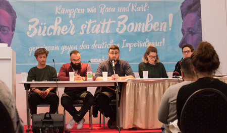 Das Podium des Jugendforums während der Konferenz