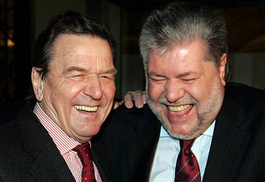 Hemmungslose Freude am Meilenstein – Gerhard Schröder und Kurt B... Hemmungslose Freude am Meilenstein – Gerhard Schröder und Kurt B...
