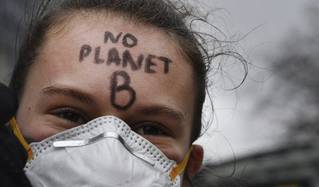 Klare Botschaft gegen verfehlte Klimapolitik: Eine junge Demonst... Klare Botschaft gegen verfehlte Klimapolitik: Eine junge Demonst...