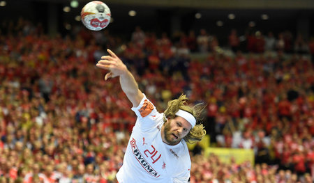 Schmetterte später »vi er röde, vi er hvide« (wir sind rot, wir ...