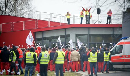 Im Arbeitskampf: Streikkundgebung vor dem Audi-Werk in Györ (18.... Im Arbeitskampf: Streikkundgebung vor dem Audi-Werk in Györ (18....