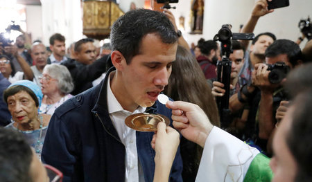 Mit dem Segen des Klerus: Juan Guaidó bei der Heiligen Messe am ...