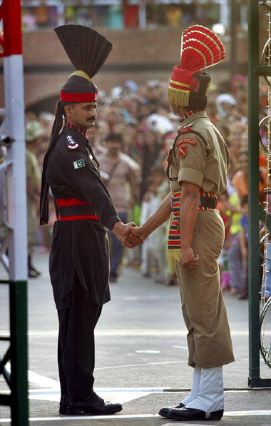 Handschlag zwischen einem pakistanischen (l.) und einem indische... Handschlag zwischen einem pakistanischen (l.) und einem indische...