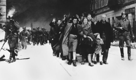 Mit Waffengewalt wurden im Mai 1943 jüdische Frauen, Männer und ...