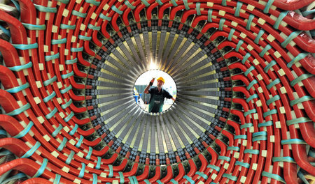 Möglichst flexibel: Ein Arbeiter kontrolliert den Stator eines G...