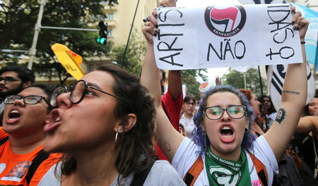 Brasilianische Studenten demonstrieren in Rio de Janeiro gegen E... Brasilianische Studenten demonstrieren in Rio de Janeiro gegen E...