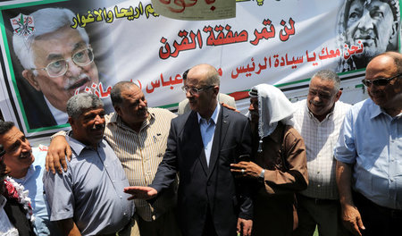 Der palästinensische Premierminister Rami Hamdallah (m.) in Khan...