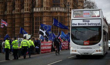 Raus heißt raus: Pro-Brexit-Demonstration vor dem Parlament in L... Raus heißt raus: Pro-Brexit-Demonstration vor dem Parlament in L...
