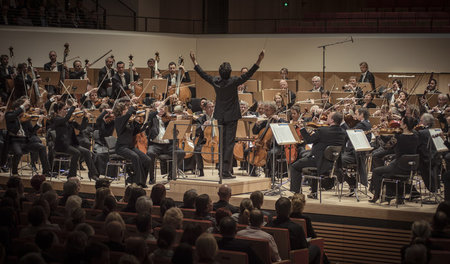 Spannt dramatische Bögen: Chefdirigent Michael Sanderling