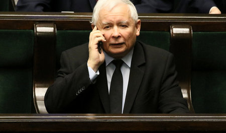Kritiker hören mit: Der Chef der Regierungspartei PiS während ei... Kritiker hören mit: Der Chef der Regierungspartei PiS während ei...