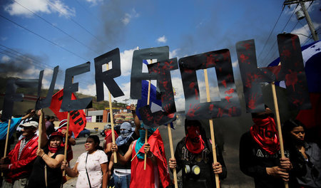 »Weg mit JOH«: Demonstranten in Honduras› Hauptstadt Tegucigalpa...
